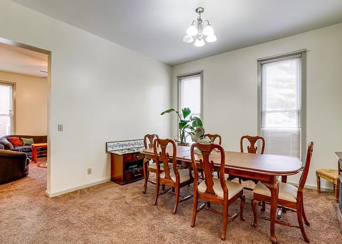 Holiday home Great Location! Walking Distance To So Much! *