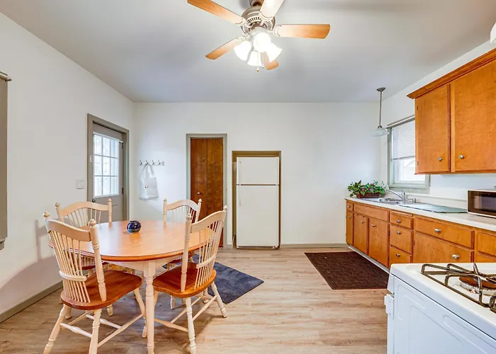 Holiday home Great Location! Walking Distance To So Much! *