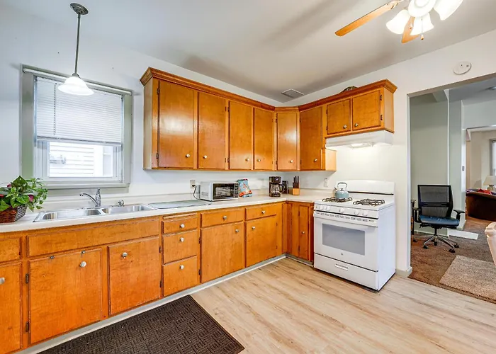 Holiday home Great Location! Walking Distance To So Much! *