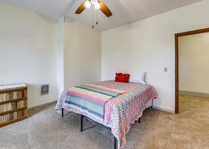 Great Location! Walking Distance To So Much! Holiday home Ottawa