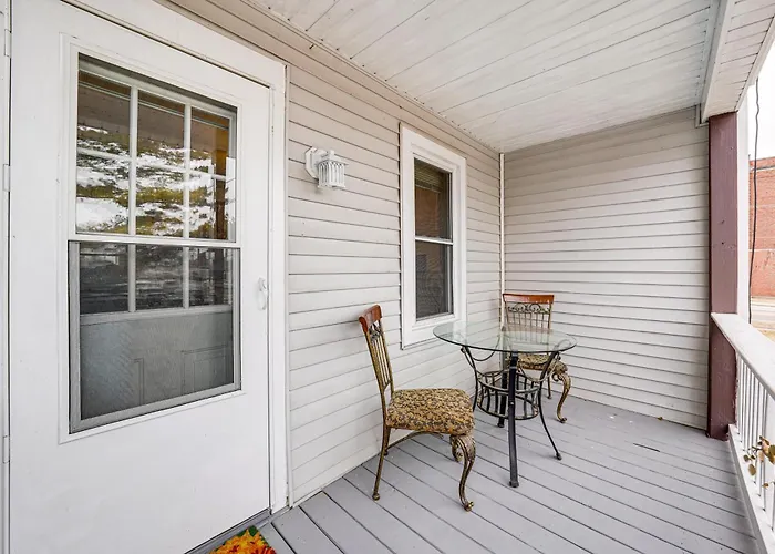 Great Location! Walking Distance To So Much! Holiday home *