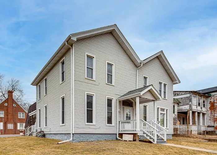 Holiday home Great Location! Walking Distance To So Much! *
